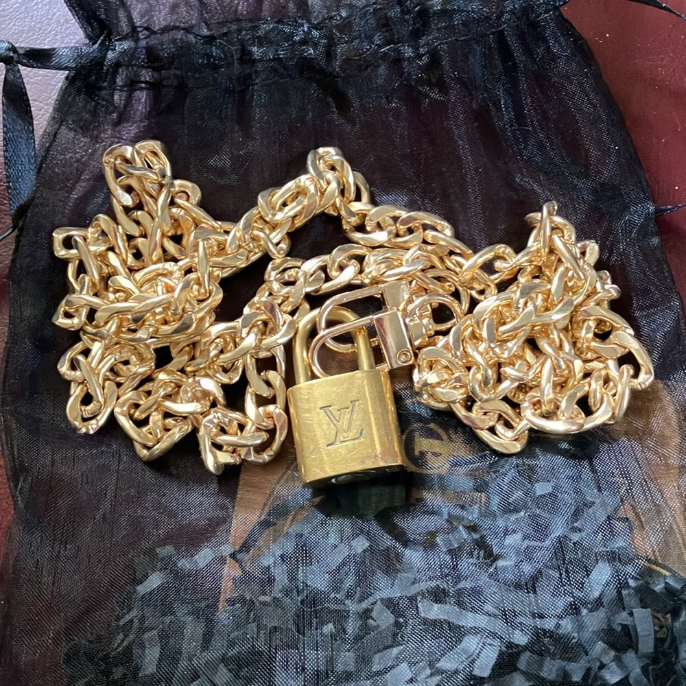 317 Louis Vuitton lock ~ no key ~ extra long chain with clasps ~
